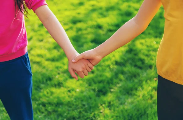 Los Niños Caminan Juntos Tomados Mano Enfoque Selectivo Niños — Foto de Stock