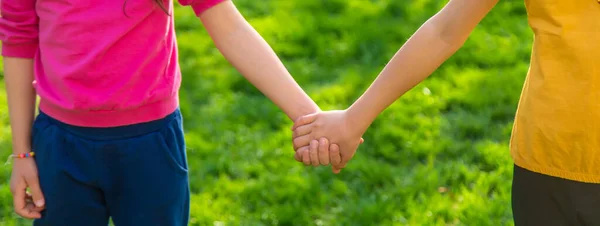 Los Niños Caminan Juntos Tomados Mano Enfoque Selectivo Niños — Foto de Stock