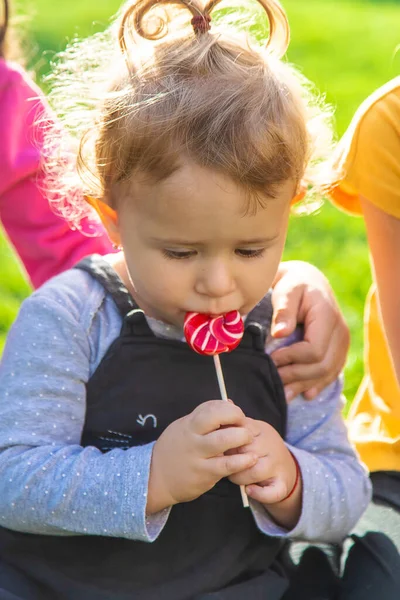 Niño Come Una Piruleta Parque Enfoque Selectivo —  Fotos de Stock