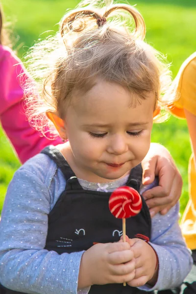 Uma Criança Come Chupa Chupa Parque Foco Seletivo — Fotografia de Stock