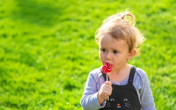 Ein Kind Isst Park Einen Lutscher Selektiver Fokus — Stockfoto