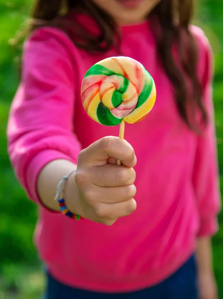 Ein Kind Isst Park Einen Lutscher Selektiver Fokus — Stockfoto