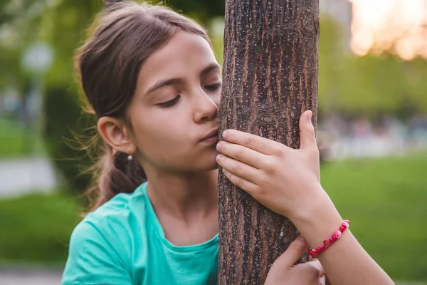 Los Niños Cuidan Del Árbol Naturaleza Sus Manos Enfoque Selectivo — Foto de Stock