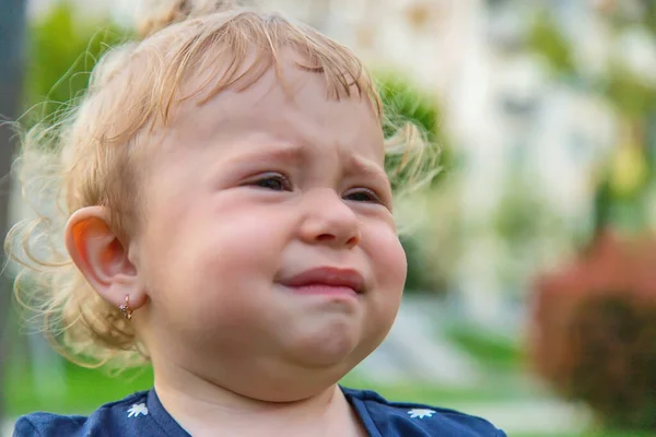 Dziecko Płacze Parku Wybiórcze Skupienie Dzieciaku — Zdjęcie stockowe