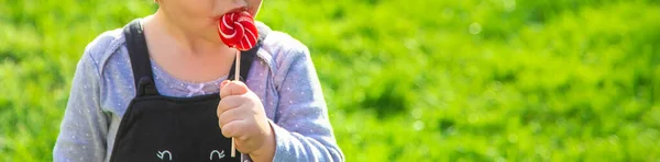 Bir Çocuk Parkta Bir Lolipop Yiyor Seçici Odaklanma — Stok fotoğraf