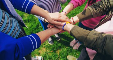 İnsanlar ellerini birleştiriyor. Seçici odaklanma. Çift.