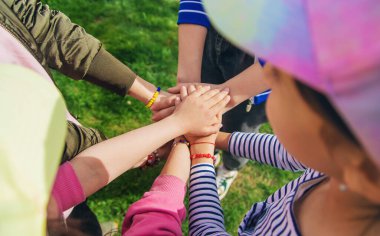 İnsanlar ellerini birleştiriyor. Seçici odak.