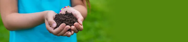 Niño Sostiene Tierra Sus Manos Enfoque Selectivo Niño —  Fotos de Stock