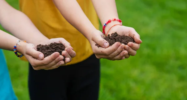 Het Kind Houdt Grond Zijn Handen Selectieve Focus Jongen — Stockfoto