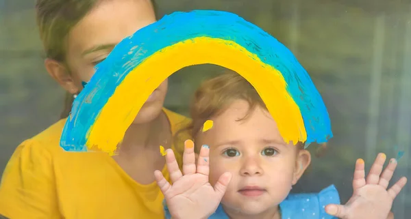 Los Niños Ventana Pintaron Arco Iris Ucrania Cielo Pacífico Enfoque — Foto de Stock