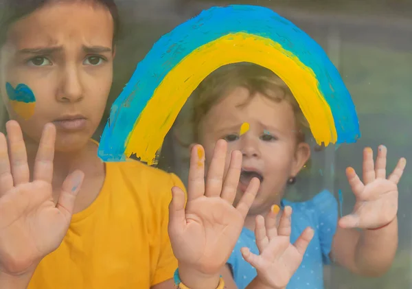 Los Niños Ventana Pintaron Arco Iris Ucrania Cielo Pacífico Enfoque —  Fotos de Stock