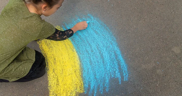 Gyerekek Rajzolják Ukrán Zászlót Járdára Szelektív Fókusz Természet — Stock Fotó