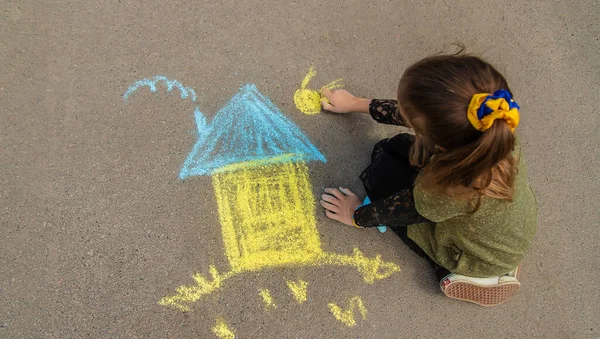 Kinder Malen Das Ukrainische Fahnenhaus Auf Den Bürgersteig Selektiver Fokus — Stockfoto