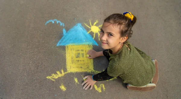 子供たちは舗装上のウクライナの旗の家を描きます 選択的フォーカス キッド — ストック写真