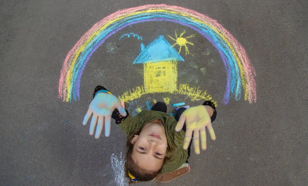 Crianças Desenhar Casa Bandeira Ucraniana Pavimento Foco Seletivo Miúdo — Fotografia de Stock