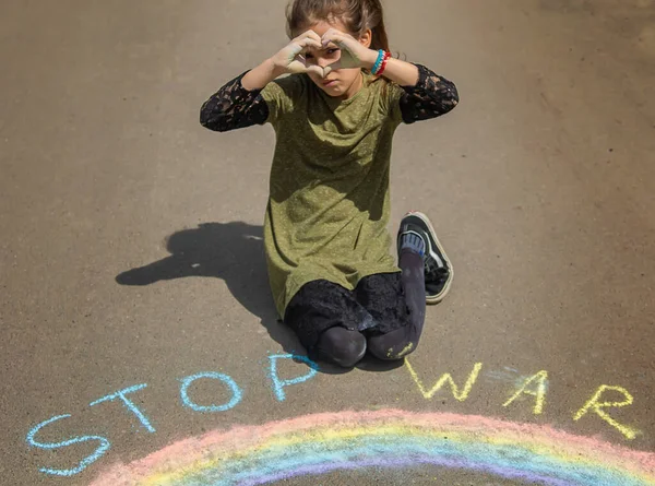 Дети Рисуют Украинский Флаг Тротуаре Выборочный Фокус Kid — стоковое фото