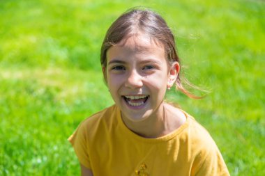 Çocuk parkta gülüyor. Seçici odaklanma. Çocuk.