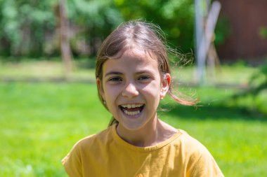 Çocuk parkta gülüyor. Seçici odaklanma. Çocuk.