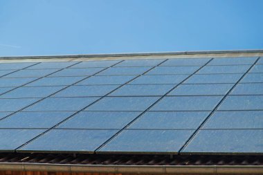 Çatıdaki güneş panelleri. Seçici odaklanma. Doğa.