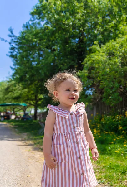 公園の夏の子供の女の子 選択的フォーカス キッド — ストック写真