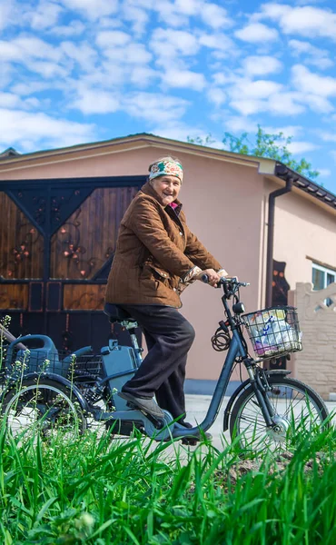 Mormor Cyklar Elcykel Vägen Selektivt Fokus Människor — Stockfoto
