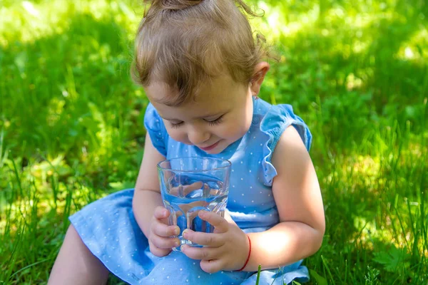 Niño Bebe Agua Vaso Enfoque Selectivo Niño — Foto de Stock