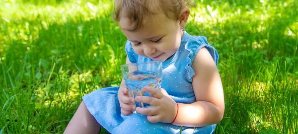 Das Kind Trinkt Wasser Aus Einem Glas Selektiver Fokus Kind — Stockfoto
