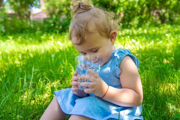 Niño Bebe Agua Vaso Enfoque Selectivo Niño — Foto de Stock