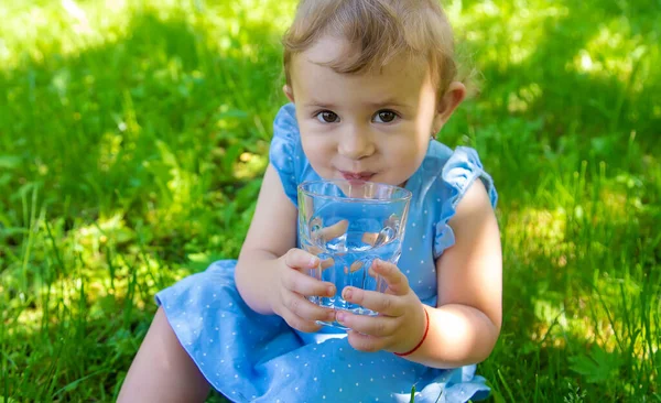 Niño Bebe Agua Vaso Enfoque Selectivo Niño — Foto de Stock