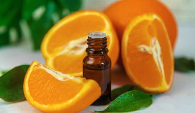 Portakal yağı küçük bir şişede. Seçici odaklanma. Doğa.