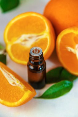 Portakal yağı küçük bir şişede. Seçici odaklanma. Doğa.