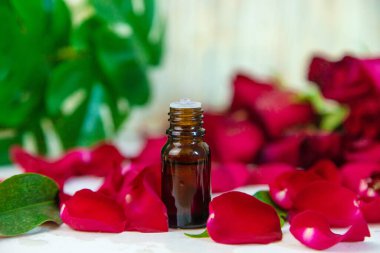 Küçük bir şişede gül yağı. Seçici odaklanma. Doğa.