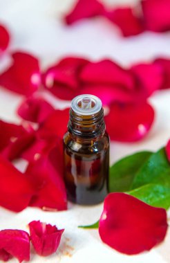 Küçük bir şişede gül yağı. Seçici odaklanma. Doğa.