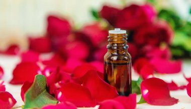 Küçük bir şişede gül yağı. Seçici odaklanma. Doğa.