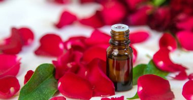 Küçük bir şişede gül yağı. Seçici odaklanma. Doğa.