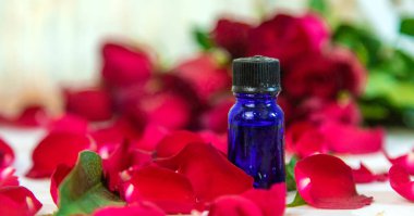 Küçük bir şişede gül yağı. Seçici odaklanma. Doğa.