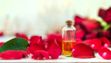 Küçük bir şişede gül yağı. Seçici odaklanma. Doğa.