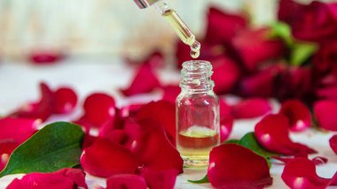 Küçük bir şişede gül yağı. Seçici odaklanma. Doğa.