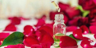 Küçük bir şişede gül yağı. Seçici odaklanma. Doğa.