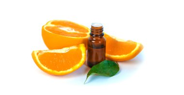 Portakal yağı küçük bir şişede. Seçici odaklanma. Doğa.