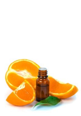 Portakal yağı küçük bir şişede. Seçici odaklanma. Doğa.