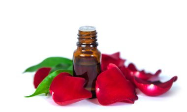 Küçük bir şişede gül yağı. Seçici odaklanma. Doğa.