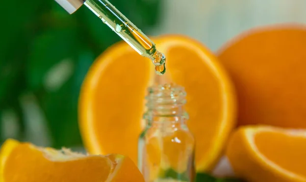Aceite Esencial Naranja Una Botella Pequeña Enfoque Selectivo Naturaleza — Foto de Stock