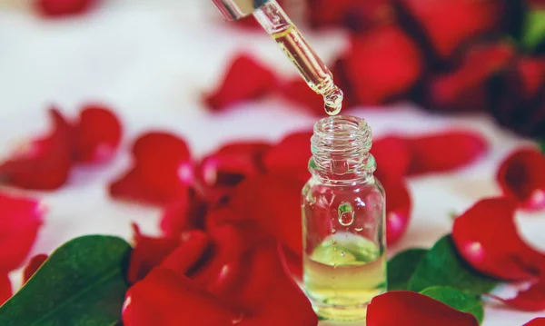 Olio Essenziale Rosa Una Piccola Bottiglia Concentrazione Selettiva Natura — Foto Stock