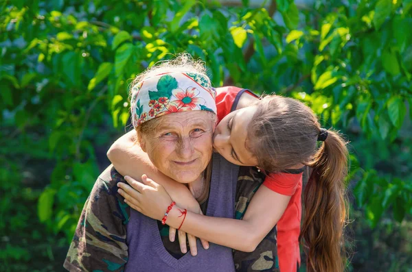 Die Enkelin Umarmt Und Liebt Ihre Großmutter Selektiver Fokus Kind — Stockfoto