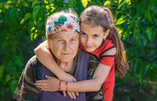 Die Enkelin Umarmt Und Liebt Ihre Großmutter Selektiver Fokus Kind — Stockfoto