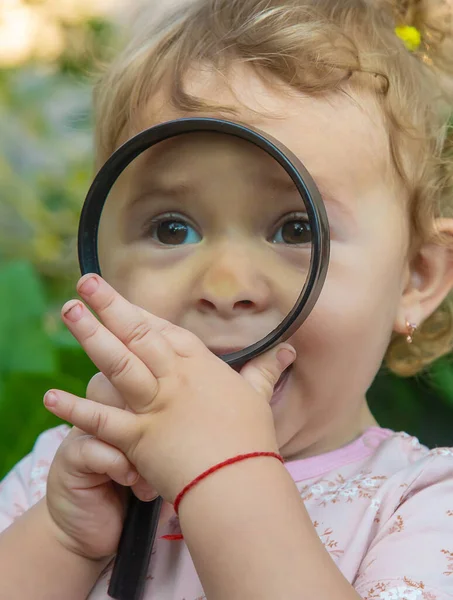 Ett Barn Med Förstoringsglas Studerar Världen Selektivt Fokus Grabben — Stockfoto