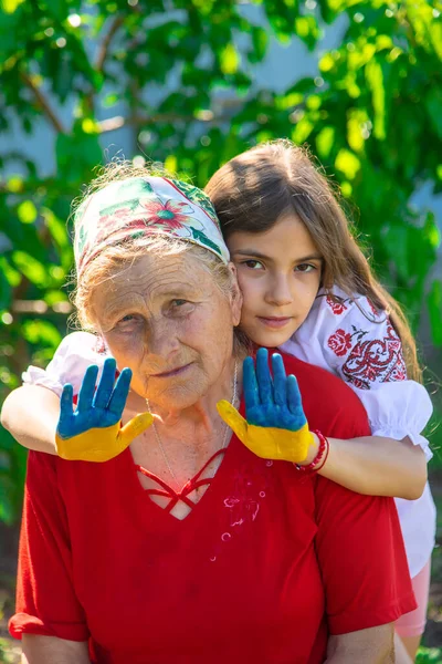 Gyermek Nagymama Kézzel Húzott Zászló Ukrajna Szelektív Fókusz Kölyök — Stock Fotó