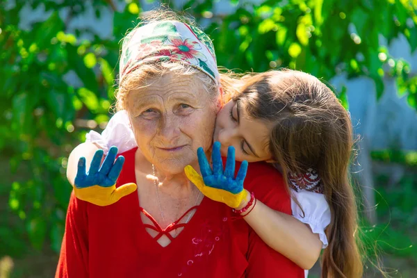 Kind Und Großmutter Handgezeichnete Flagge Der Ukraine Selektiver Fokus Kind — Stockfoto