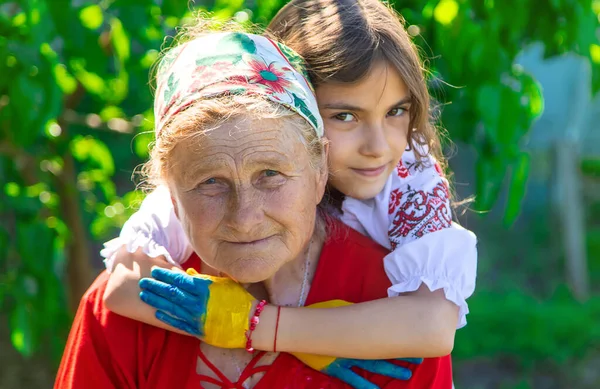 Kind Und Großmutter Handgezeichnete Flagge Der Ukraine Selektiver Fokus Kind — Stockfoto